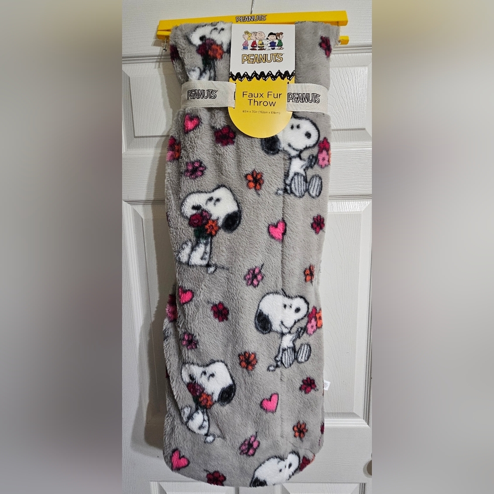Peanuts Snoopy Faux Fur Throw Valentine's 60" x 70"